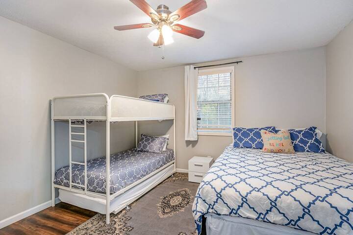 3 Units – Sleeps 24 – Mins. to Downtown/Airport gallery image 4