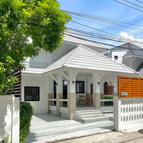 Beachfront, 3 Bedroom, Jacuzzi, Bangsaen Beach