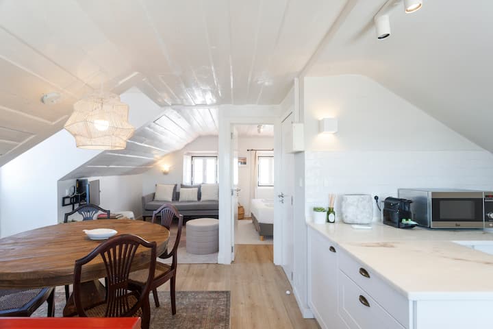 Cosy Rooftop Apartment With River View - Lisbon Portela Airport (LIS)