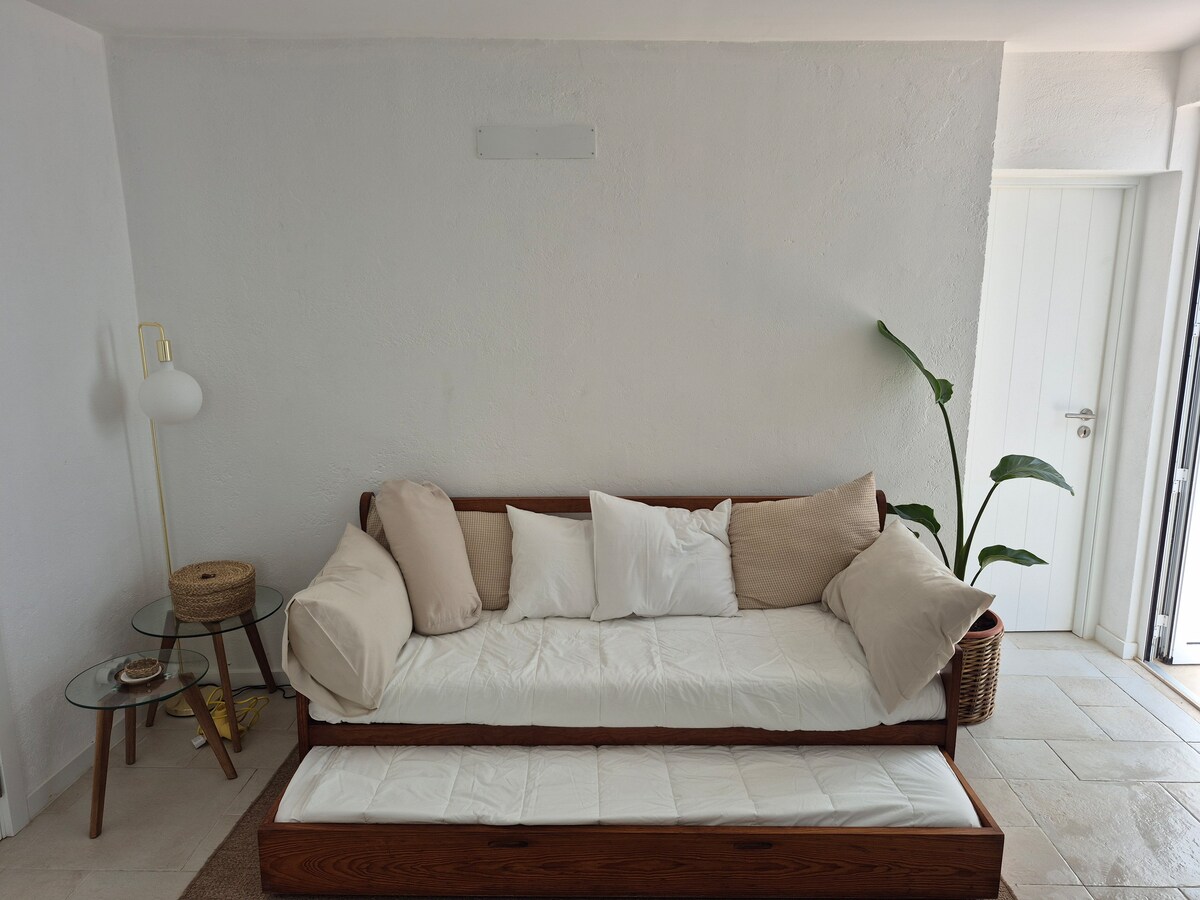 Anúncio popular: Cozy Townhouse R/C with Sunny Patio By Main Church em Alvor