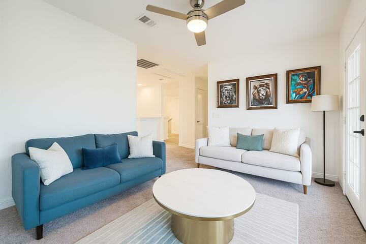 Huge Artistic Home in SoCo w/ Cowboy Pool gallery image 4