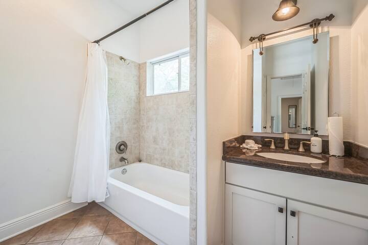 Huge Artistic Home in SoCo w/ Cowboy Pool gallery image 5