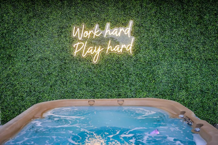 8 min Strip and Convention center