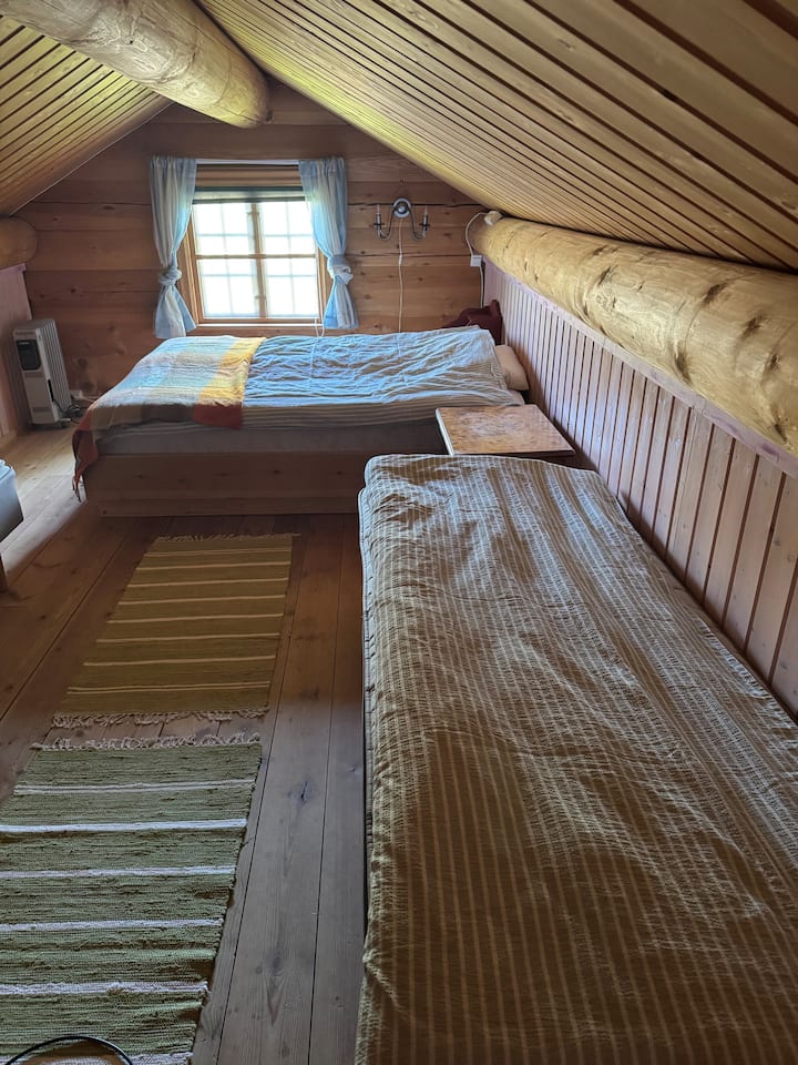 חדר השינה 3 ממוקם בקומה השנייה של הבית, והוא נמוך מתחת לתקרה ויש לו דלתות נמוכות, כפי שקורה לעתים קרובות בבתי עץ מסוג זה. חדר אמבטיה קטן ממש בחוץ עם שירותים ומקלחת פשוטה.