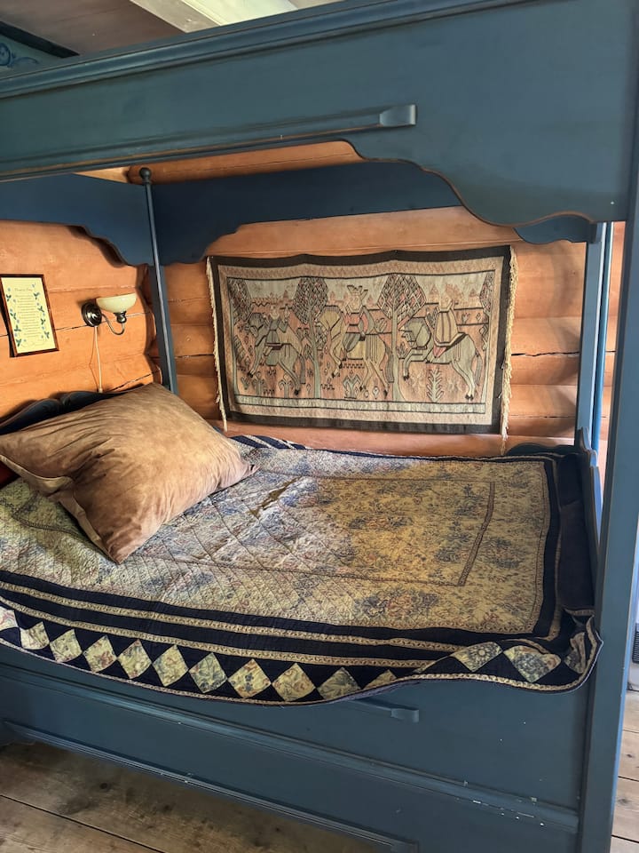 באחד מסלוני הבית, חדר הקמין, יש מיטה זוגית נעימה.  השירותים ממש בחוץ במסדרון, אבל צריך לעלות קומה אחת כדי להגיע לחדר הרחצה עם מקלחת.
(גרם מדרגות תלול לקומה השנייה)