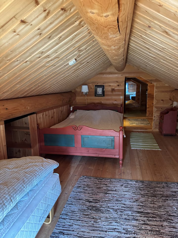 חדר השינה נמצא בקומה השנייה של הבית. מיטה זוגית ושתי מיטות יחיד בחדר השינה הזה.  כאן התקרה נמוכה והדלתות נמוכות, כמו שקורה לעתים קרובות בבתי עץ מסוג זה.  חדר רחצה עם מקלחת במסדרון ממש בחוץ.