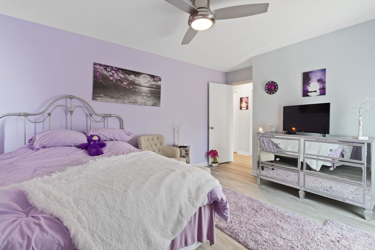 Évadez-vous dans cette chambre tranquille aux teintes lavande. Détendez-vous dans le lit moelleux avec un jeté doux, rattrapez votre retard sur les émissions ou détendez-vous simplement dans votre havre de paix confortable et privé.
