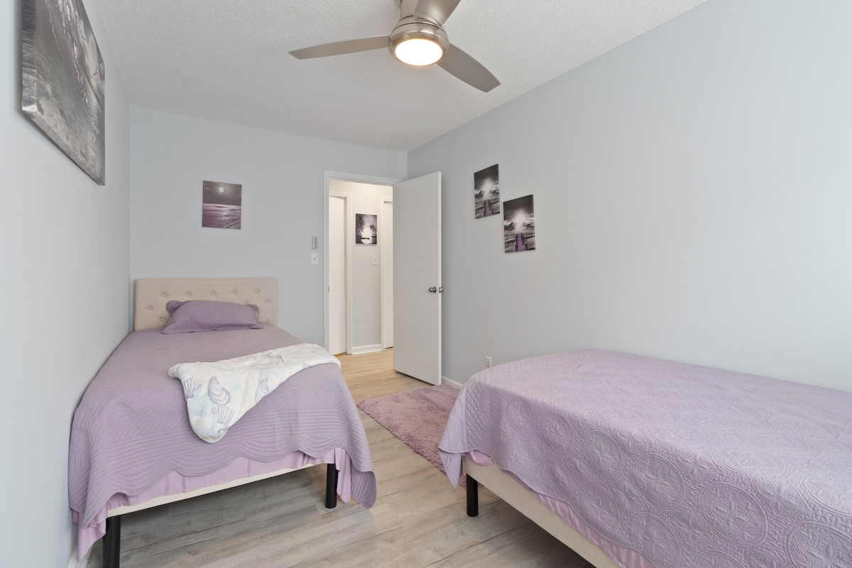 Découvrez une chambre à deux lits confortable et paisible, parfaite pour les amis ou la famille voyageant ensemble. Profitez de votre propre lit confortable dans un espace lumineux conçu pour une escapade relaxante.


