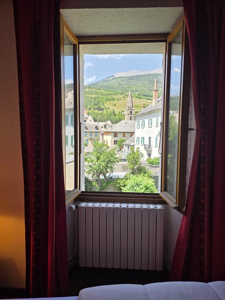Spavaća soba za 3 osobe s različitim prostorima za pohranu i pogledom na planine.