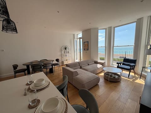 Stunning 3 Bed Apartment with Seaview & Balcony