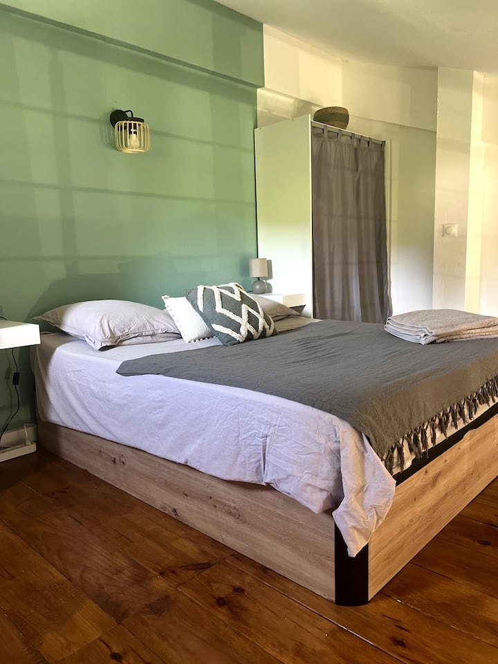 Habitación con cama doble en el piso superior en altillo