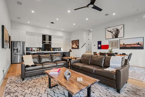 Successful Airbnb property: Chic Oaklawn / Dallas Rooftop View / BBQ / Firepit in Perry Heights