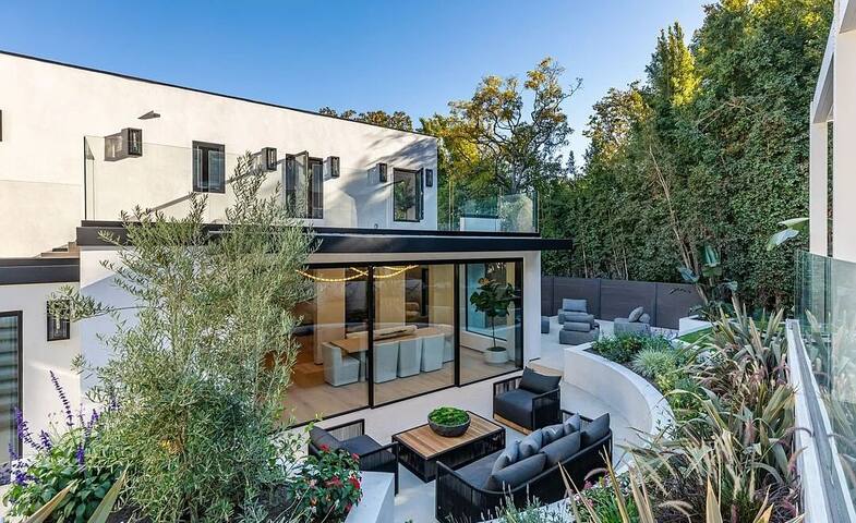 Sunset Plaza Luxury Masterpiece Villa gallery image 3