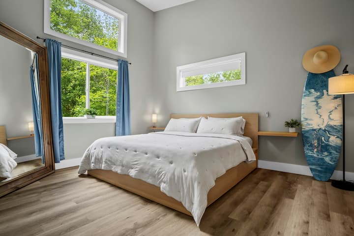 Cama tamaño king con un divertido tema de playa.