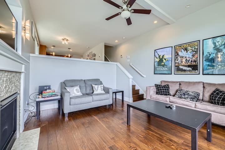 Stylish Urban Townhome With Inspiring Eastern View - Seattle, WA