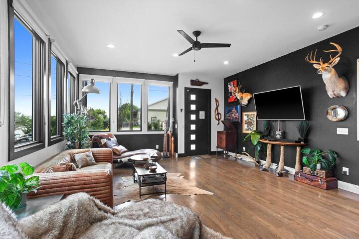 Nashville Jungle •Unique, Bold• 7 min to Broadway gallery image 2