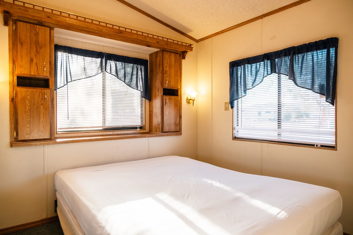 Dhoma e gjumit ndodhet në pjesën e pasme të banesës, me një krevat dopio "queen".