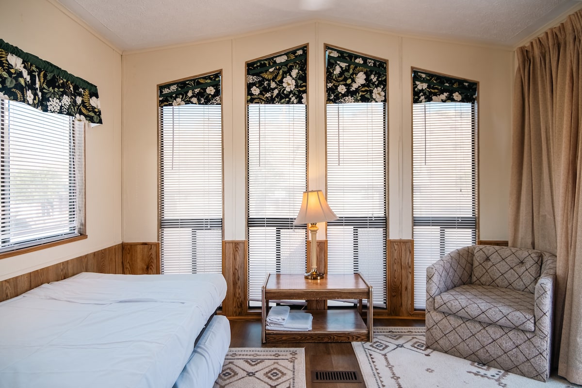 Kjo vilë fshati 1BR/1BA ndodhet në Black Meadow Landing dhe ka një dhomë ndenjjeje, kuzhinë, banjë dhe dhomë gjumi. 