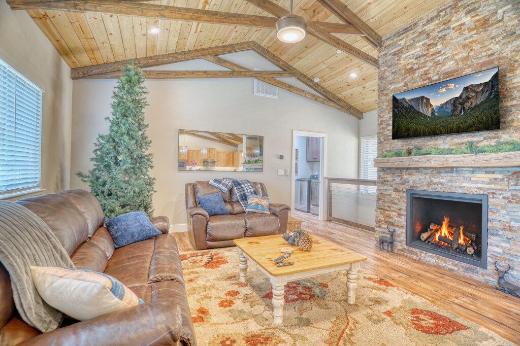 Top Airbnb: Mountain View Retreat in Pine Mountain Lake
