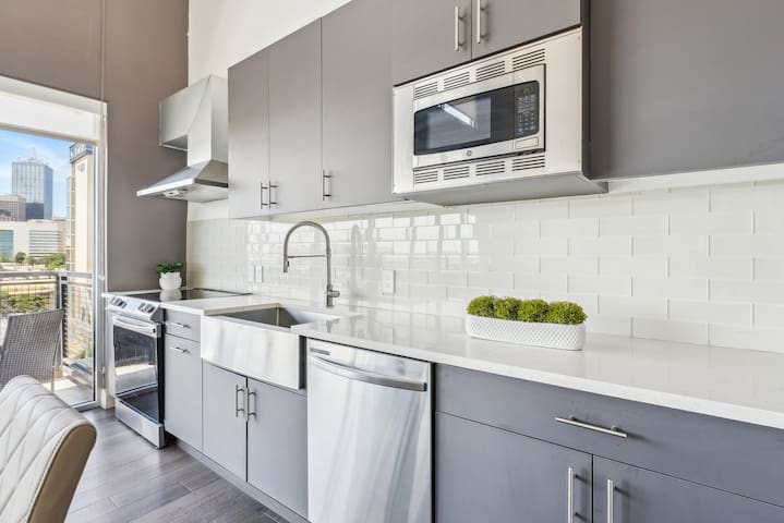 Penthouse | Luxe + Views No 604