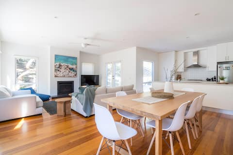 Moonah Retreat—Coastal Serenity near Hot Springs