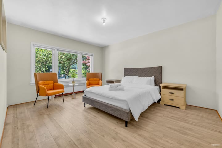 Spacious 6BR Home in Vancouver Near SkyTrain gallery image 4