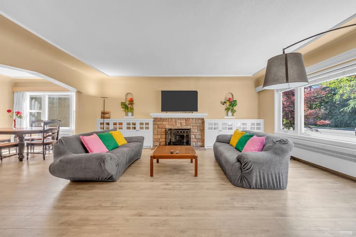 Spacious 6BR Home in Vancouver Near SkyTrain gallery image 2