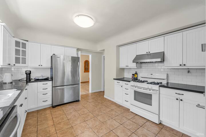 Spacious 6BR Home in Vancouver Near SkyTrain gallery image 3