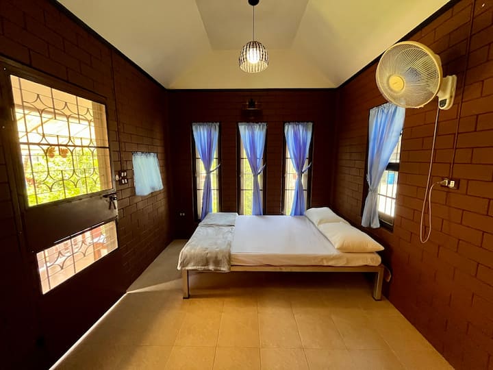 บ้านสวนบรรจงอักษร (เกสต์เฮาส์) - Rayong