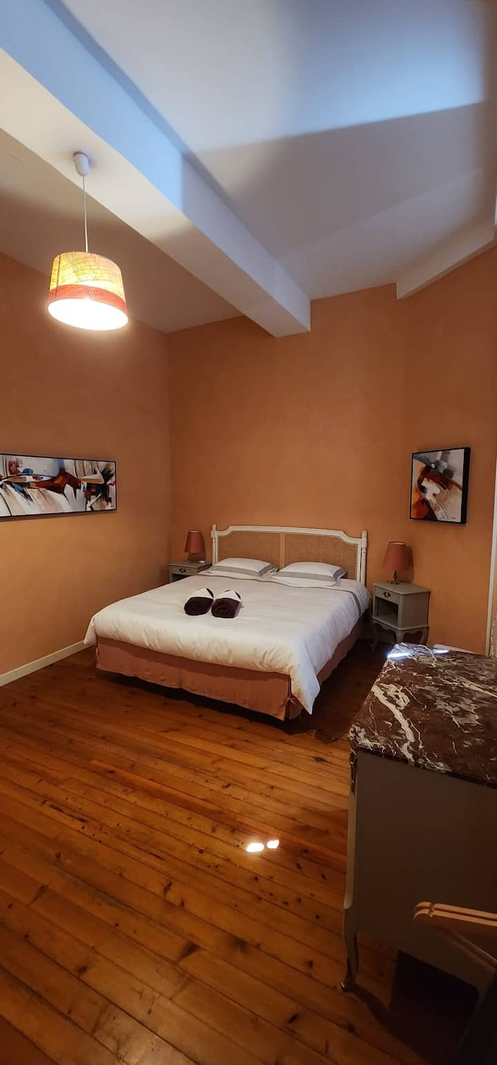 Chumba kikubwa cha kulala kilicho na kabati la ukuta. Kabati kubwa, meza kando ya kitanda na taa ya kando ya kitanda. Kioo na mapambo ya ukuta.

Chumba kikubwa cha kulala kilicho na kabati la ukuta. Kabati kubwa, meza kando ya kitanda na taa ya kando ya kitanda. Kioo na mapambo ya ukuta.