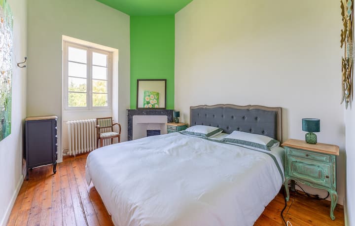 dari kubwa, meko, kitanda aina ya king, meza 2 kando ya kitanda zilizopambwa kwa taa mbili kando ya kitanda. Kioo, kiti na mapambo.

Dari kubwa, meko, kitanda aina ya king, meza 2 kando ya kitanda zilizopambwa kwa taa mbili kando ya kitanda. Kioo, kiti na mapambo ya ukuta.