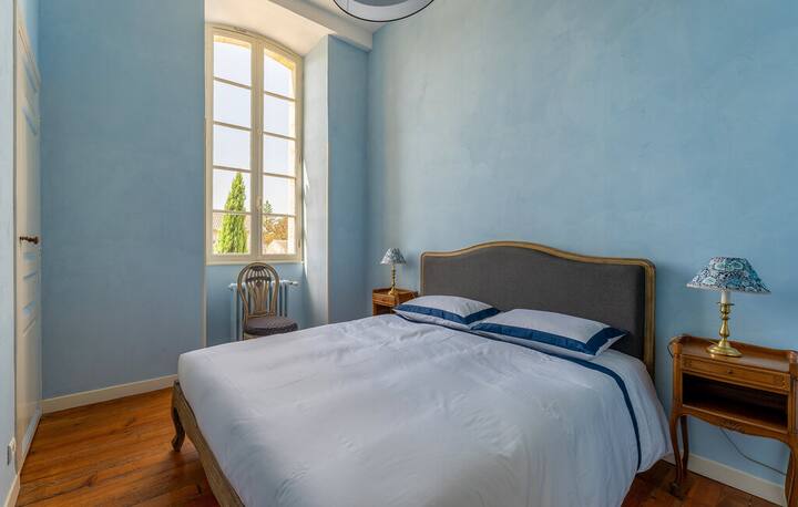 Dari kubwa, parquet, kabati la ukuta, kiti, meza 2 za usiku zilizo na taa kando ya kitanda. Mapambo ya ukuta na kioo.

Dari kubwa, sakafu ya parquet, kabati la ukuta, kiti, meza za kando ya kitanda x 2 zilizo na taa ya kando ya kitanda. Mapambo ya ukuta na kioo.