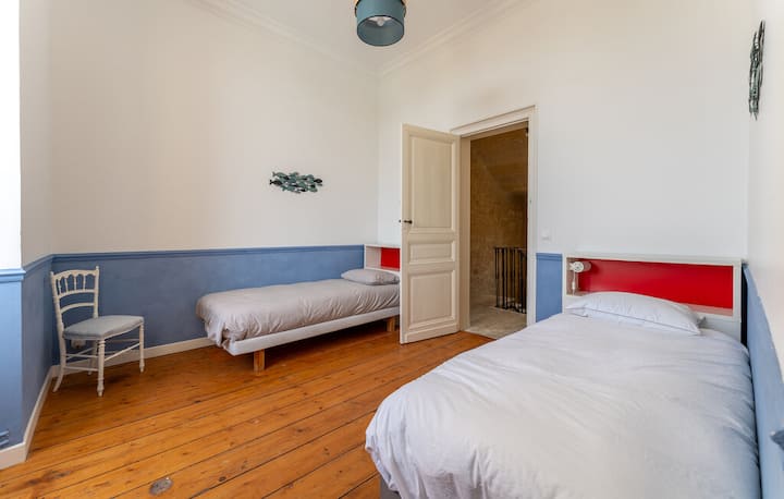 Deux lits simple, chaise et placard wallal. Lampe de chevet
Kitanda cha mtu mmoja, kiti na kabati la ukuta. Taa ya pembeni ya kitanda