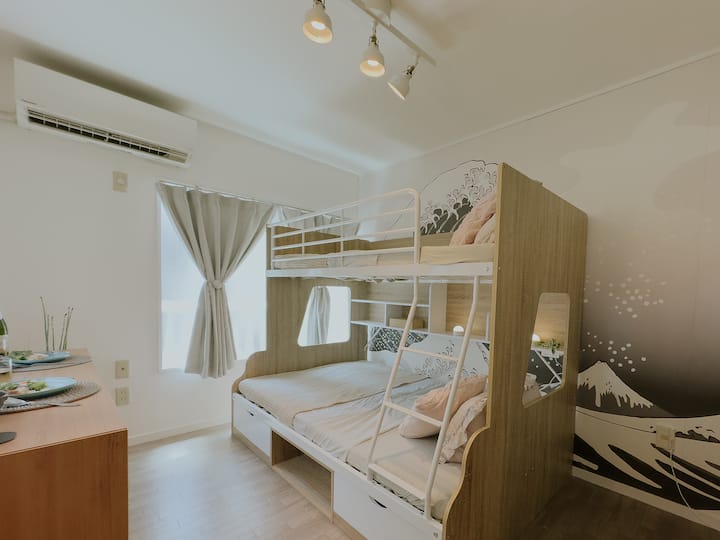 Საწოლთან დგას მაგიდა, რომელზეც ორი ადამიანი თავსდება, ასევე, შეგიძლიათ დატოვოთ კომპიუტერი, რომ ყურადღება გაამახვილოთ თქვენს სამუშაოზე.