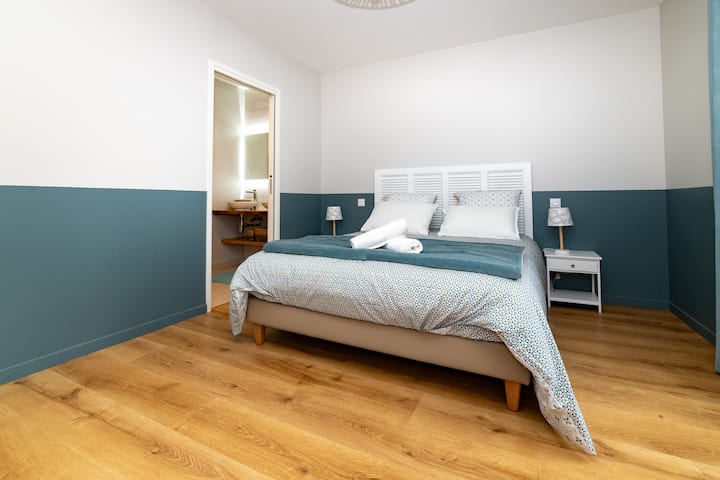 Master-Suite im Erdgeschoss mit eigenem Duschbad und WC