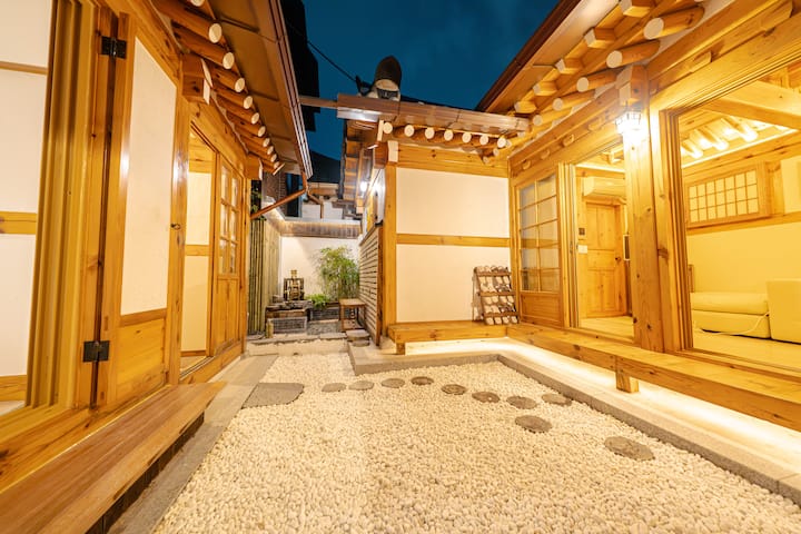 “One small comma in a light space”
The side of this alley with fine wood and quiet lighting is like a secret hideout that only you want to know. Standing on a small window frame makes your heart calm. It is a small but deep space that permeates the day like petting plants.