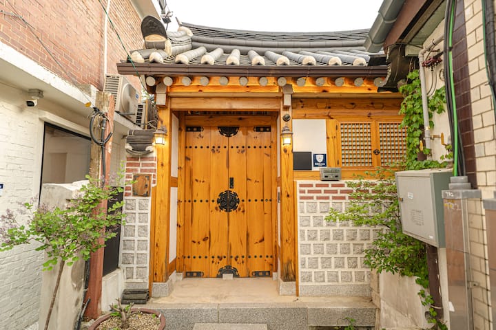 Bedroom 2, which feels warm even in a simple structure, is a quiet resting space that makes use of the beauty of the margins. Clean bedding and warm wood lines on the walls add stability, while large mirrors and wall shelves add practicality. You can spend a comfortable night in a neat and cozy atmosphere.
