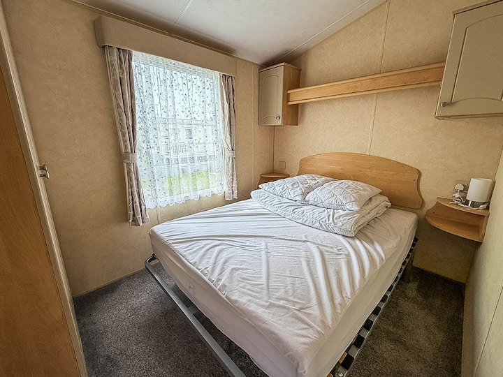 Entrez dans une chambre de caravane confortable au California Cliffs Holiday Park, parfait pour les vacances au Royaume-Uni et les escapades en famille.
