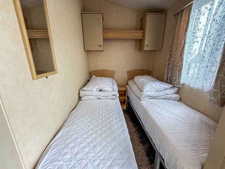 Ces couchages sont parfaits pour les enfants ou les amis, leur offrant des espaces de couchage confortables et séparés pour une bonne nuit de sommeil.