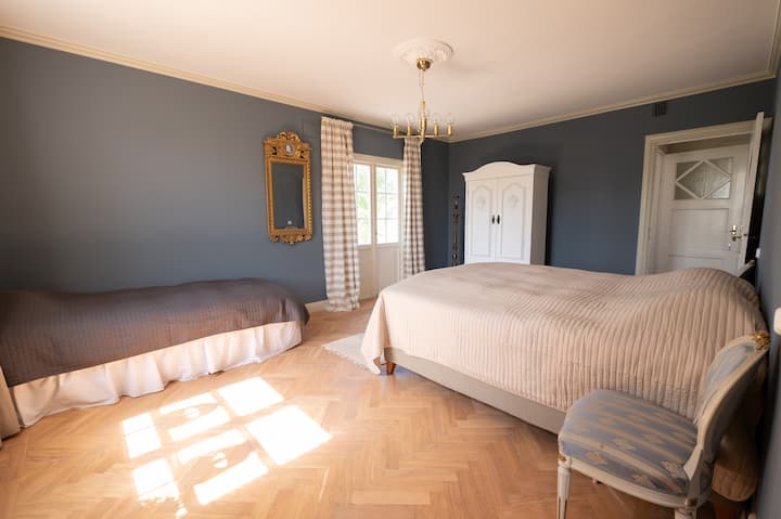 Sovrum 1 är stort och rymligt. Det har en dubbelsäng (180cm x 200 cm), samt en enkelsäng (90 cm x 200 cm). Rummet har två fönster i olika väderstreck. 