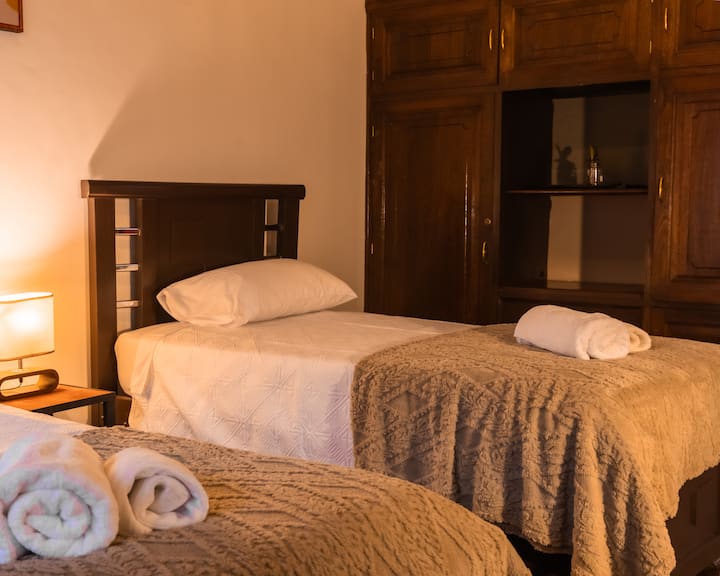 Svaki će gost u ovoj sobi imati vlastiti krevet na trgu s privatnim balkonom kako bi mogao uživati na svježem zraku. Zajednička kupaonica.