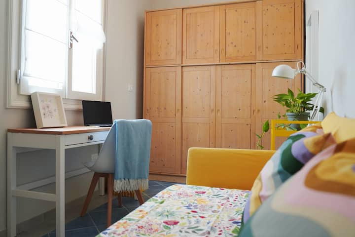 Chambre simple confortable et silencieuse donnant sur la cour intérieure, idéale pour des moments de lecture et de repos