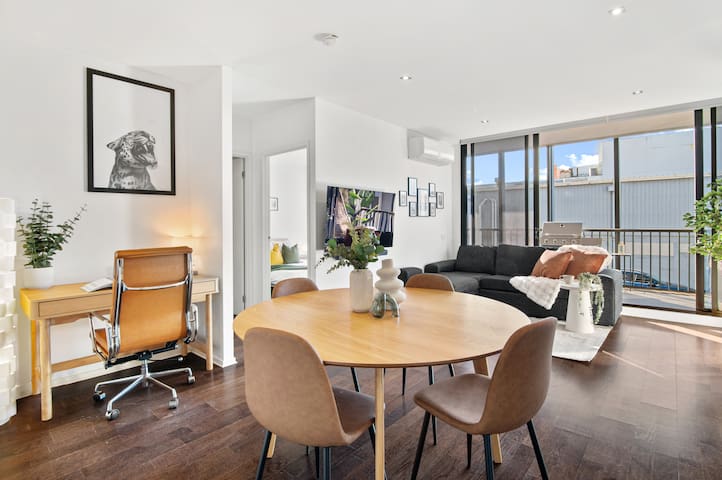 Sunny Richmond Escape: 2BR + Large Balcony