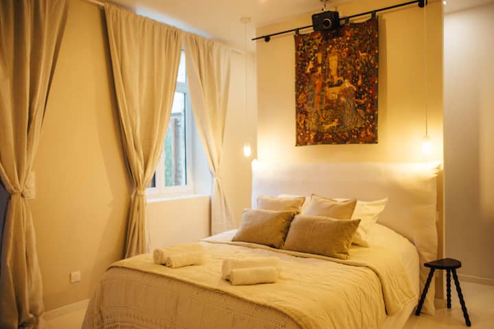 Spavaća soba s bračnim krevetom dimenzija 160 x 200 cm