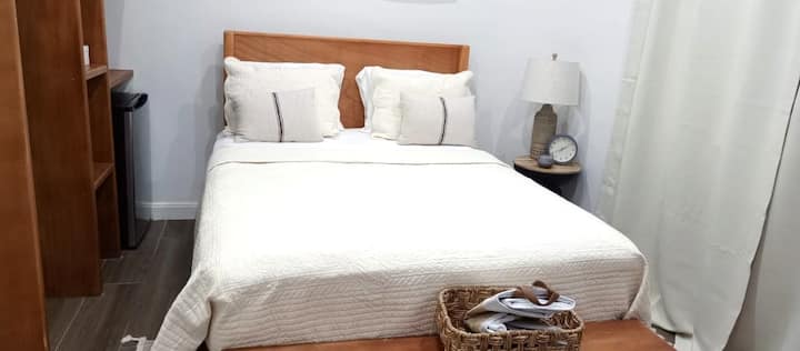 Нашият апартамент с двойно легло разполага с едно двойно легло, самостоятелна баня, климатик, гардероб, мини хладилник и смарт телевизор за удобен престой.
Насладете се на безплатно кафе, чай, вода и достъп до нашата машина за лед.