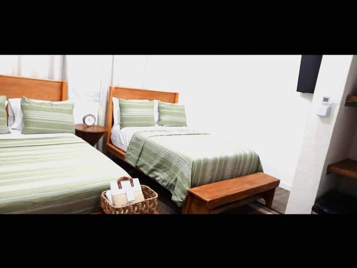 Нашият суит с двойно легло разполага с две двойни легла, самостоятелна баня, климатик, гардероб, мини хладилник и смарт телевизор за удобен престой.
Насладете се на безплатно кафе, чай, вода и достъп до нашата машина за лед.