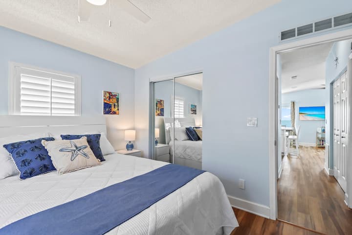 Dhoma e gjumit e vizitorëve ka një krevat dopio "queen" me dyshek JW Marriott. 