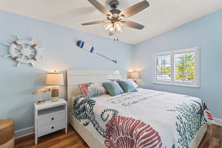 Dhoma kryesore e gjumit ka një krevat dopio "king" me dyshek JW Marriott.