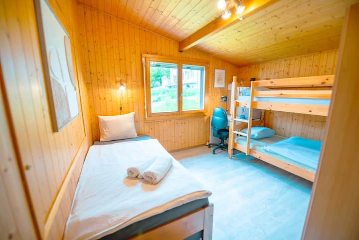 Šarmantna spavaća soba s drvenim elementima, krevetima na kat i krevetom za jednu osobu, savršena za djecu ili prijatelje. Atmosfera planinske kolibe zajamčena, spavat ćete kao kamen!
