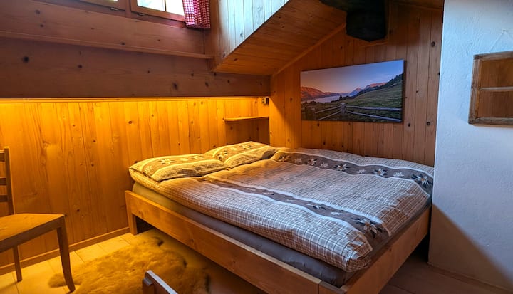 Bračni krevet je veličine 1,60 x 2,00 m